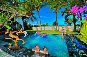 坎古泽拉别墅酒店的一群儿童在游泳池玩耍
