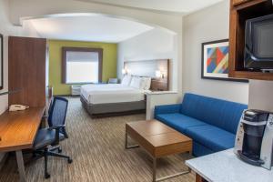 Holiday Inn Express & Suites Texarkana, an IHG Hotel的一间客房