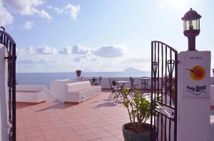 圣马里纳萨利纳蓬塔巴罗尼酒店的海景阳台。