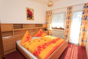 圣安德里斯伯格费恩布里克酒店的一间卧室配有橙色和黄色床单