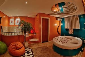 上克鲁斯帕拉迪索情趣酒店 - 克鲁斯阿尔塔的一间设有床铺和镜子的房间