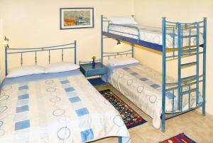 马拉希亚斯Melistas Rooms的卧室配有两张双层床和地毯。