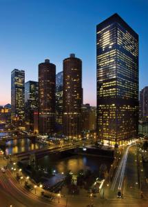 芝加哥芝加哥朗廷酒店的城市天际线,夜晚有高耸的摩天大楼