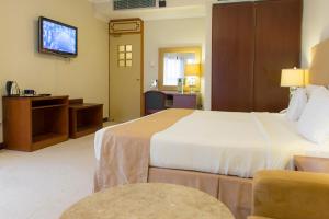 马斯喀特阿尔奎姆度假村的酒店客房设有两张床和电视。