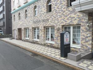 磐城克莱斯顿酒店的前面有停车计的砖砌建筑