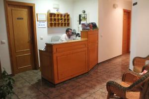 贝赫尔-德拉弗龙特拉埃尔米拉多旅馆的坐在一个房间里现金登记册上的男人