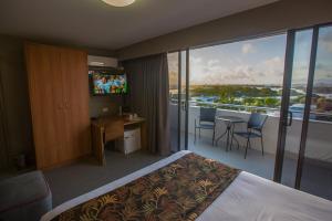 格拉德斯通格拉德斯通礁汽车旅馆的酒店客房设有一张床和一个带电视的阳台