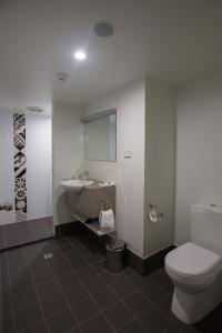 格拉德斯通格拉德斯通礁汽车旅馆的一间带水槽和卫生间的浴室