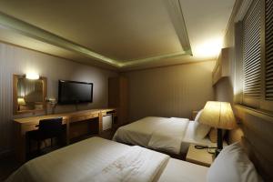 首尔驿三贵族酒店的酒店客房设有两张床和电视。