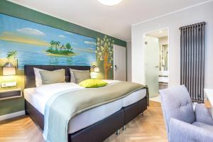 林根林根博格酒店的卧室配有一张大床,墙上挂有绘画作品