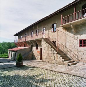 阿拉力兹Casa Rural Torre Lombarda的石头建筑,有楼梯和楼梯