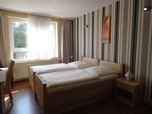 汉诺威城堡酒店的一间卧室设有两张床和窗户。