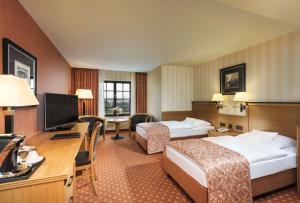德累斯顿玛丽蒂姆德累斯顿酒店的酒店客房配有两张床和一张书桌