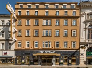维也纳Hotel Stefanie - VIENNA'S OLDEST HOTEL的大型建筑前的酒店