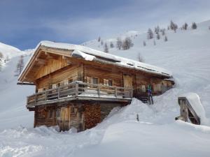 内维尔格拉滕SANDALM Almhütte (2096m)的小木屋被雪覆盖