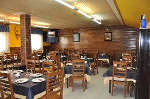 圣伊西德罗Hotel La Braña的餐厅内带桌椅的用餐室