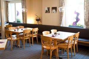 布克斯布克斯霍夫酒店的用餐室设有桌椅和窗户。