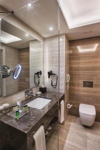 伊斯坦布尔德德曼博斯坦斯公园酒店的一间带水槽和玻璃淋浴的浴室