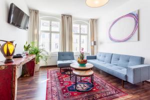 柏林格雷特斯德公寓 - 雷斯伯格街的客厅配有沙发和桌子