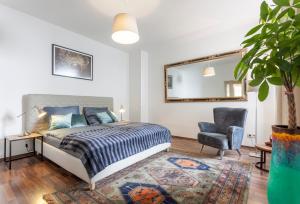 柏林格雷特斯德公寓 - 雷斯伯格街的一间卧室配有一张床、一把椅子和镜子