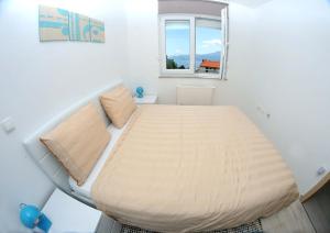 里耶卡Apartment Livingstone的窗户客房内的一张大床