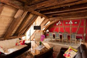 希伯维列Gite des Frères Mertian的客厅设有木制天花板和红色的墙壁