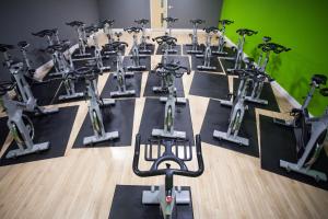 杜伦 达拉谟班纳蒂尼酒店的在健身房里一排健身自行车