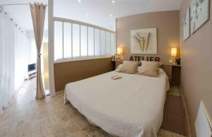 艾格-莫尔特劳利维拉伊德保罗酒店的卧室配有一张白色大床