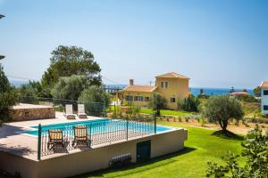斯沃伦塔Pleiades Luxury Villa的一座带游泳池和庭院的别墅