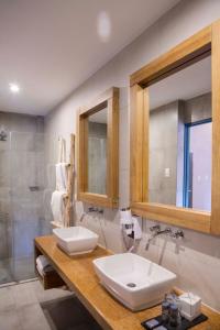 库斯科Abittare Hotel的一间带两个盥洗盆和淋浴的浴室