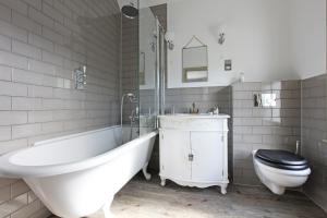 多尔金普劳旅馆的带浴缸、卫生间和盥洗盆的浴室