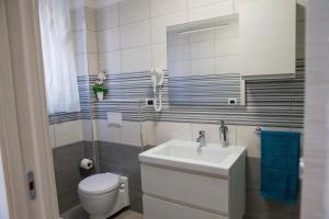 萨莱诺Suite dei Principati的浴室配有白色水槽和卫生间。