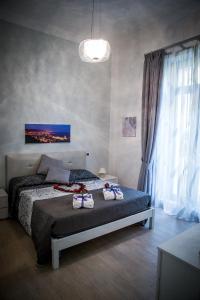 萨莱诺Suite dei Principati的一间卧室配有一张床,上面有两条毛巾