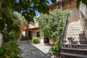 普林斯Casa del Maestro的享有带楼梯和树木的房屋的外部景致