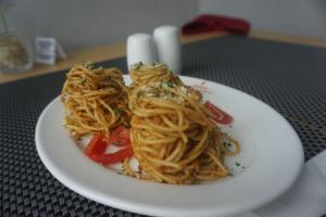 日惹Unisi Hotel Malioboro - Jogja Syariah的桌上的蔬菜面食