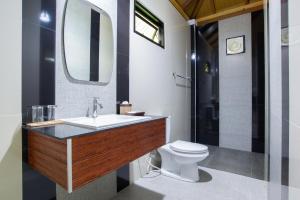 库德岛梅地度假村的一间带水槽、卫生间和镜子的浴室