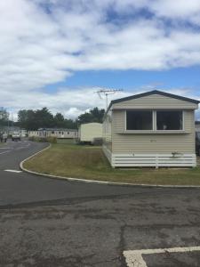 米尔福德昂西Lovely 3 Bed Caravan, Milford on Sea的路边的小房子