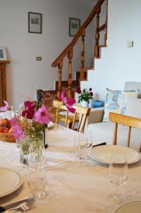 滕诺Casa Furletti Holiday Home的上面有眼镜和鲜花的桌子