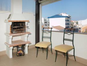 拉戈斯Apartment in Lagos的阳台配有两把椅子和一张长凳