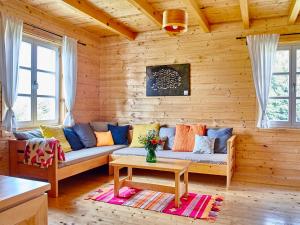拉科维察Holiday Homes Vita Natura的小木屋内带沙发的客厅