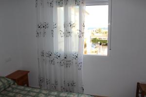 托雷维耶哈Molino Blanco的卧室设有窗户、床和窗帘