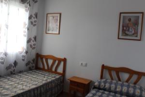 托雷维耶哈Molino Blanco的一间卧室设有两张床和窗户。