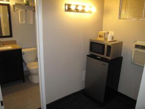 弗拉格斯塔夫Hotel West Inn NAU - Downtown Flagstaff的一间带微波炉及冰箱的浴室