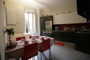 罗马台伯河交响乐住宿加早餐旅馆的厨房配有桌子和桌布
