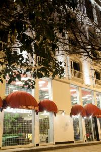 萨姆松内巴皇家酒店的大楼前的一间商店,里面装有红色的雨伞