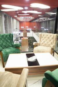 萨姆松内巴皇家酒店的客厅配有两把椅子和一张桌子