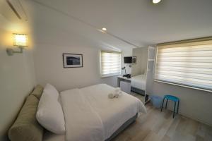 费特希耶阿米努酒店的白色卧室配有床和沙发