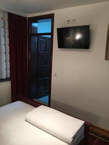 克拉列沃Vila Lux Milikic的客房设有两张带镜子的床和电视