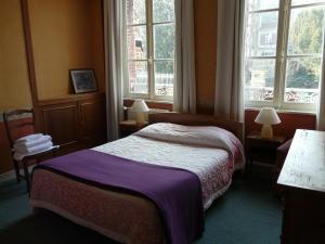 索姆河畔圣瓦莱里亨利四世酒店 的酒店客房设有一张床和两个窗户。