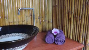 高兰慵懒时光简易别墅旅馆的浴缸旁的木台上的水槽和2条毛巾